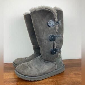 UGG Women’s Bailey Button Triplet II Boots Gray Suede 1873 Size 8